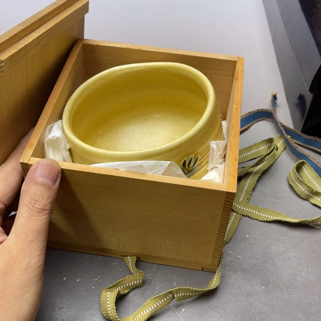 薩***佛瓷片密密麻麻地铺满一