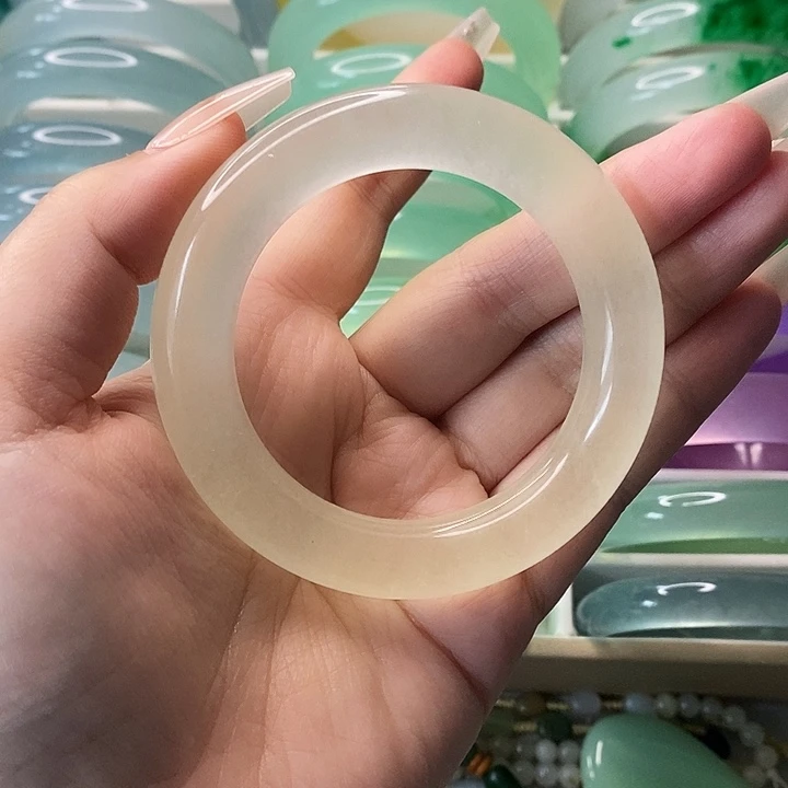 未镶嵌手镯石英质玉