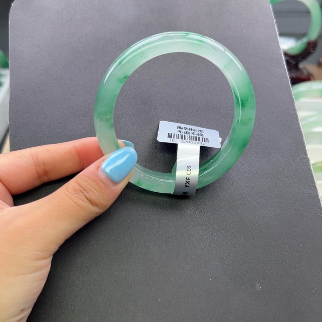 石英质玉未镶嵌手镯+周周56