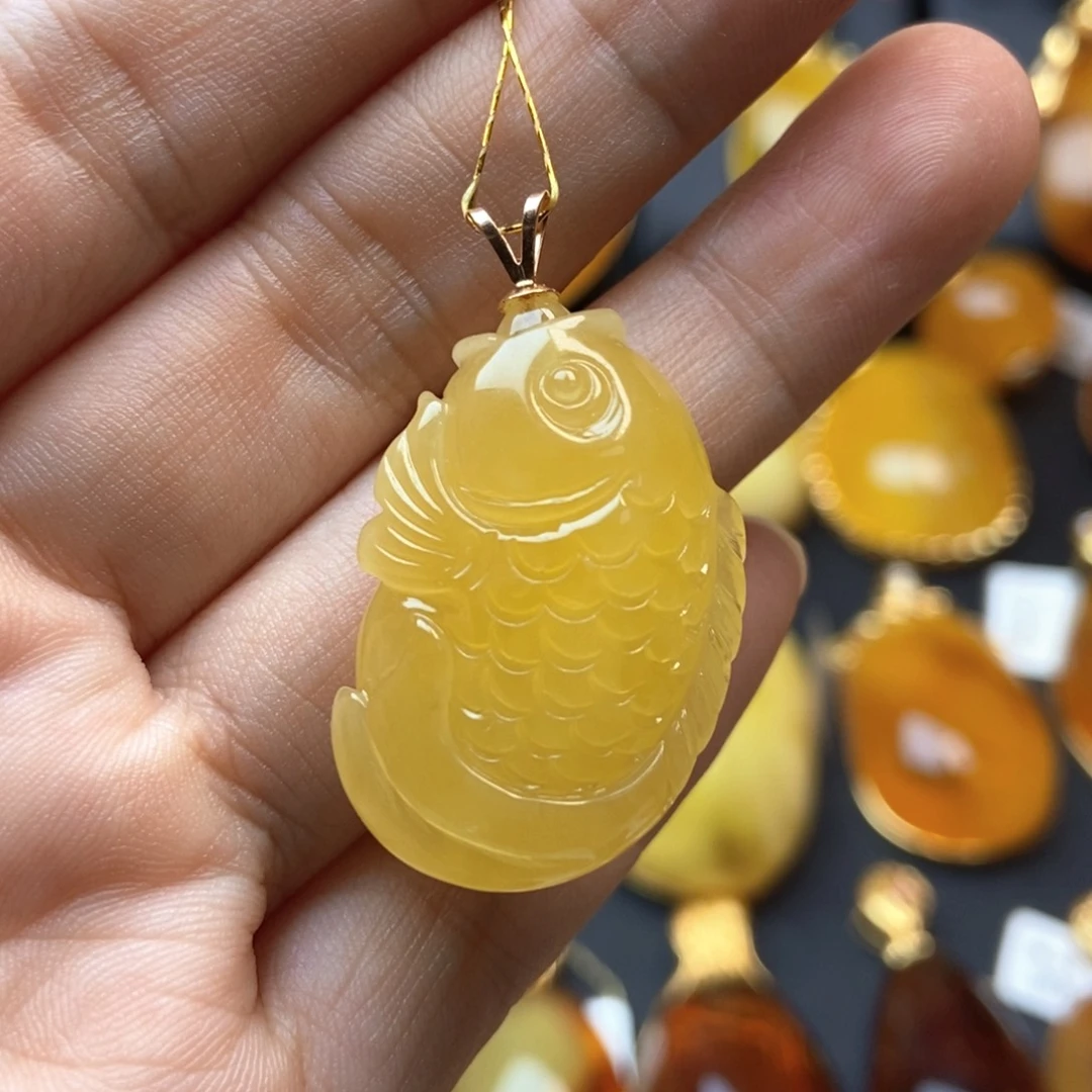 18K金镶嵌颈饰蜜蜡