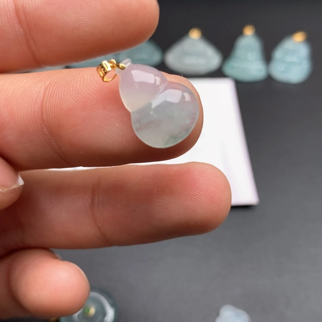 颈饰18K金镶嵌翡翠