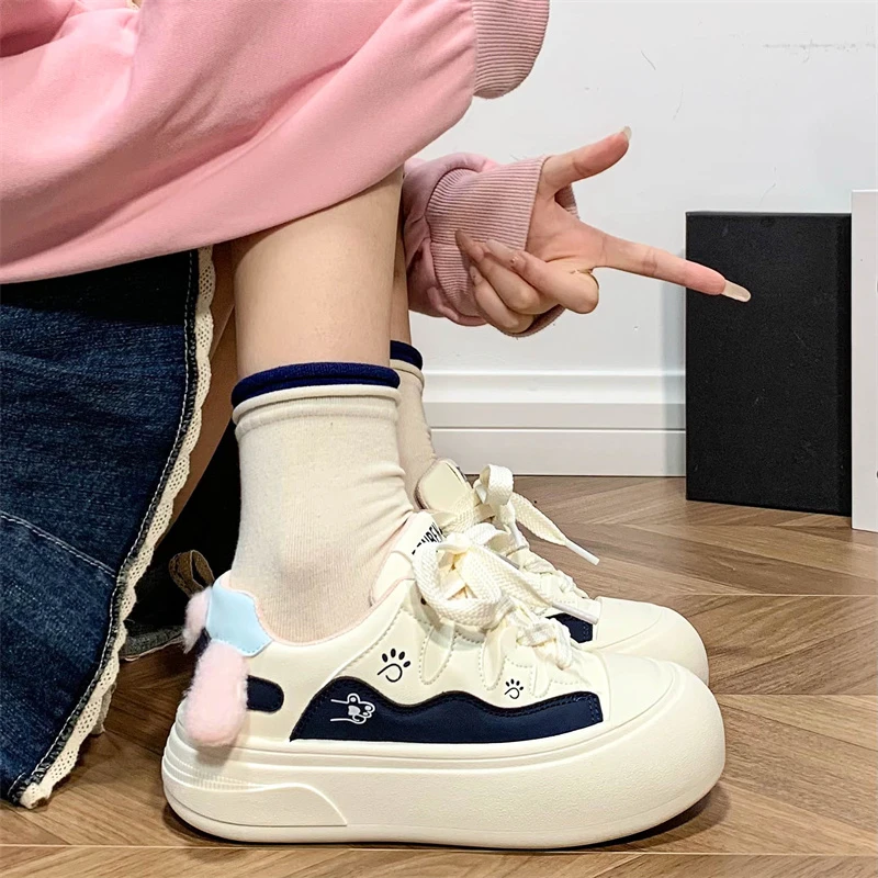 人本冬季爆款小白鞋女软底轻便2025新款原创学生休闲运动板鞋厚底