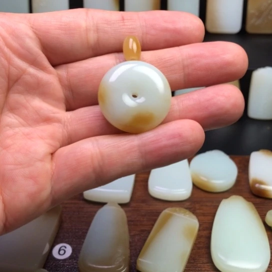 ****࿐和田玉未镶嵌颈饰