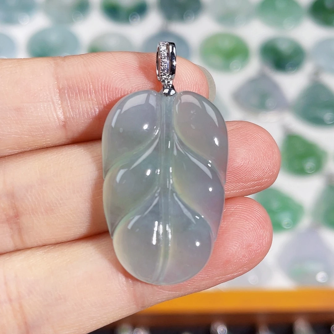 颈饰18K金镶嵌翡翠吊坠