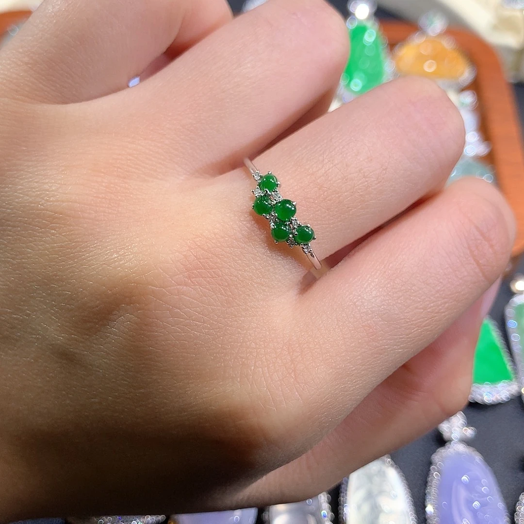 翡翠18K金镶嵌颈饰辣绿蛋面