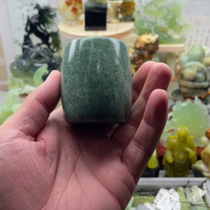蛇纹石玉未镶嵌四大名玉杯子