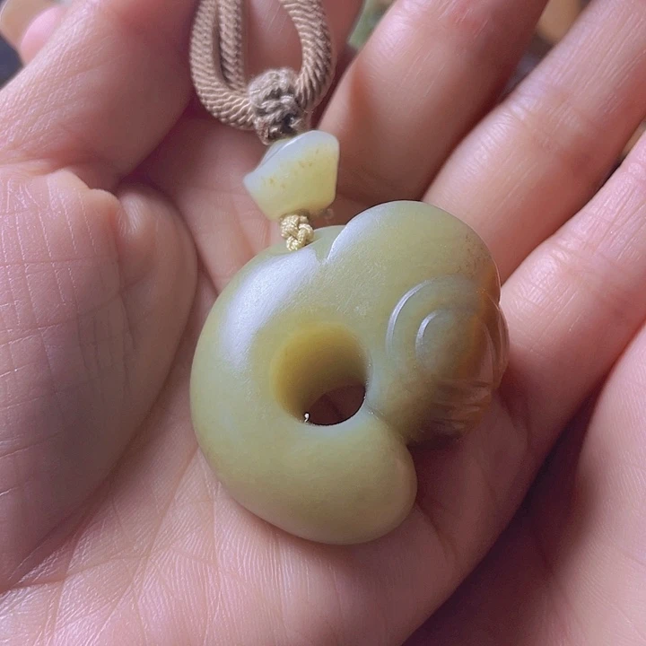 未镶嵌岫岩老玉（透闪石质玉）挂件北*卉