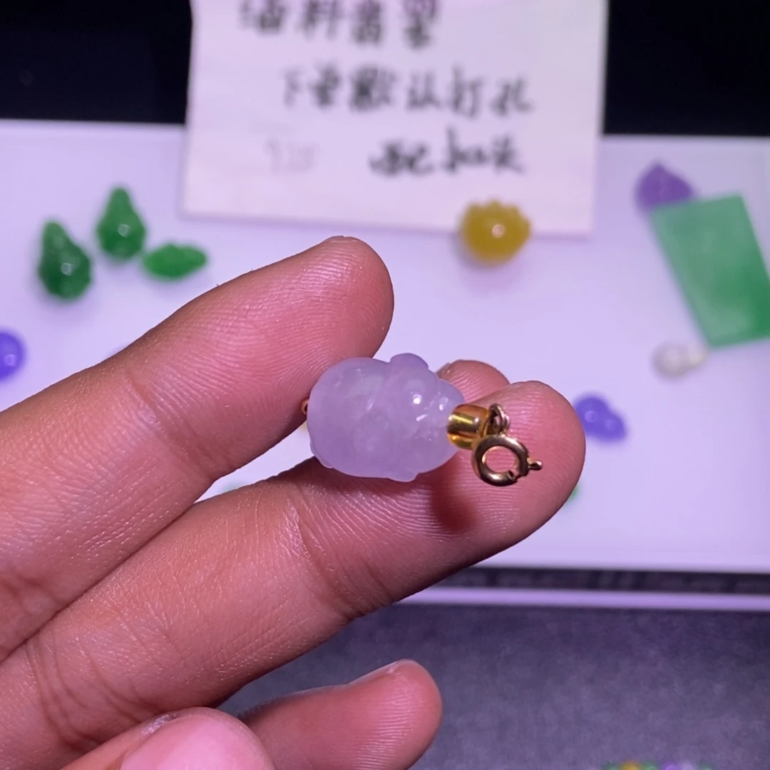 婕***）翡翠未镶嵌颈饰吊坠