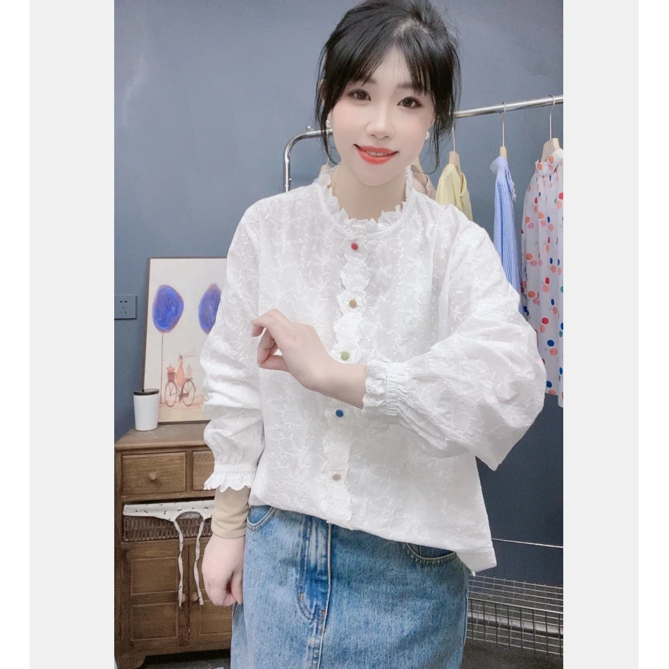 2025年春装新款木耳花边领刺绣拼接彩扣直筒下摆开叉显瘦衬衫女