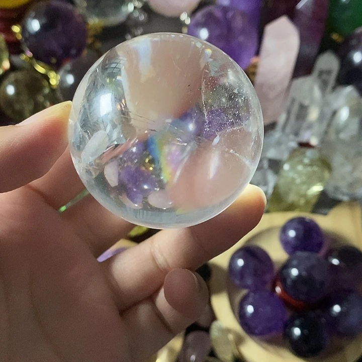 石材5.3直径阿塞体带彩纯天然水晶球！