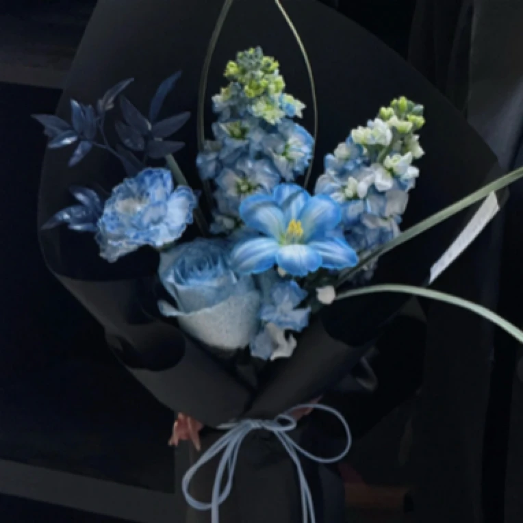 玫瑰，紫罗兰花束