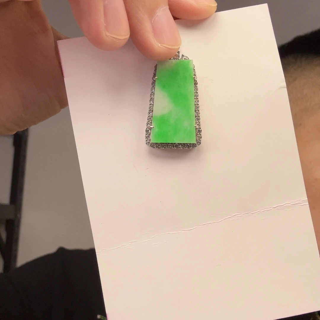 翡翠未镶嵌颈饰一件