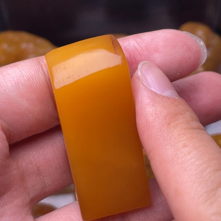 田黄石带**哥寿山田黄石