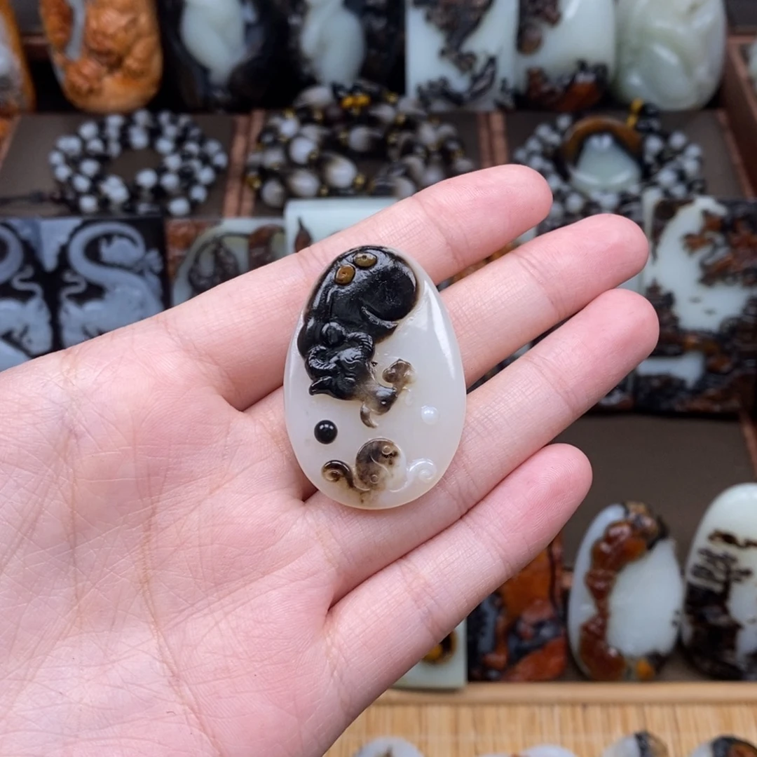 颈饰未镶嵌和田玉三**服