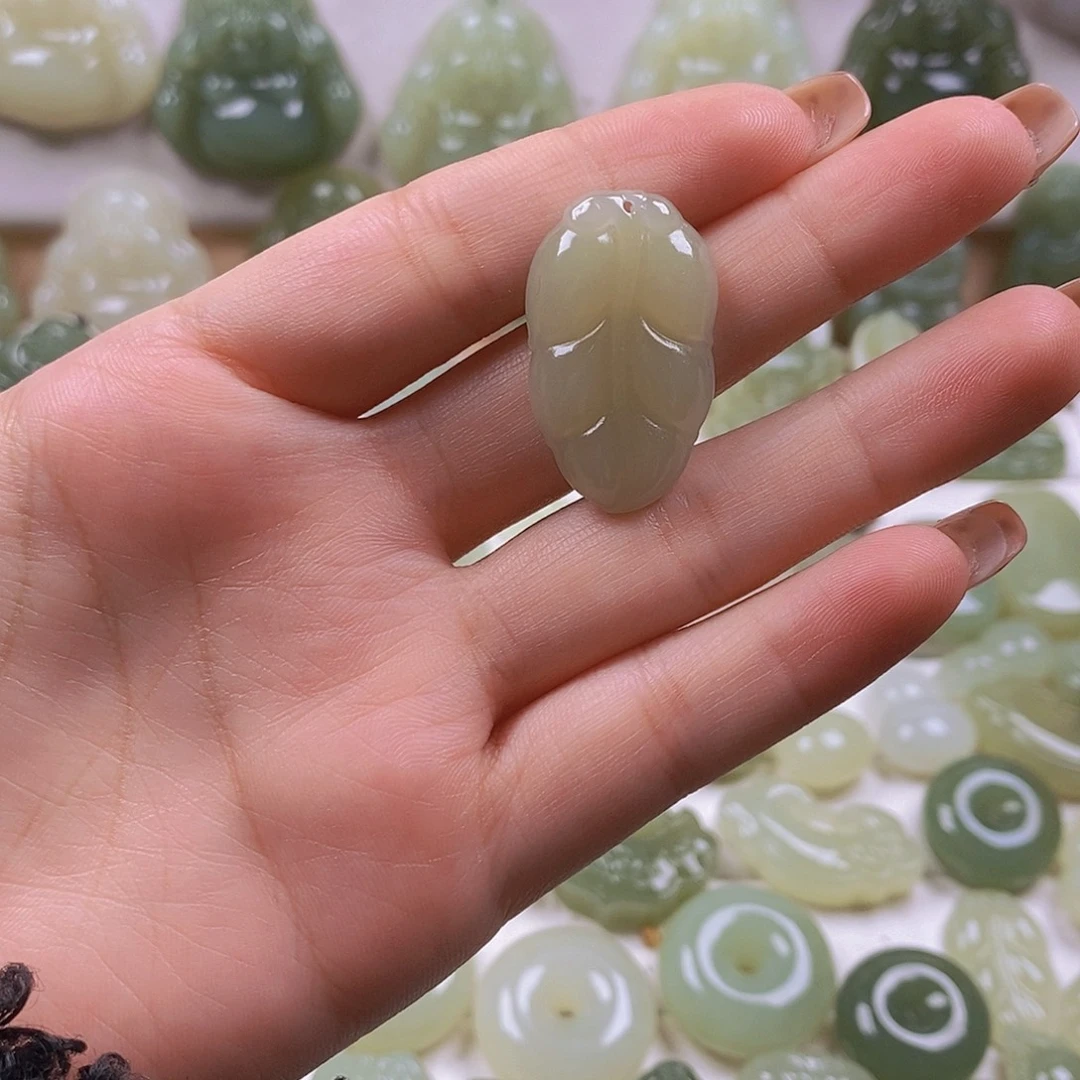 洛***洛和田玉未镶嵌颈饰