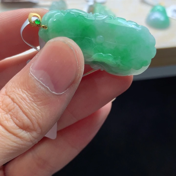 翡翠18K金镶嵌颈饰吊坠