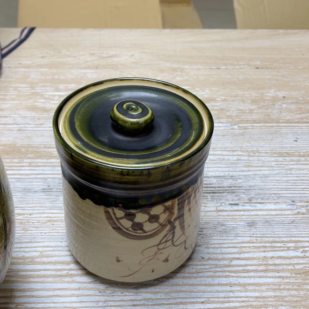 瓷片兔*悠密密麻麻地排列着一