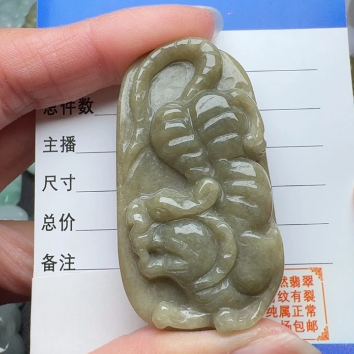 翡翠未镶嵌颈饰虎