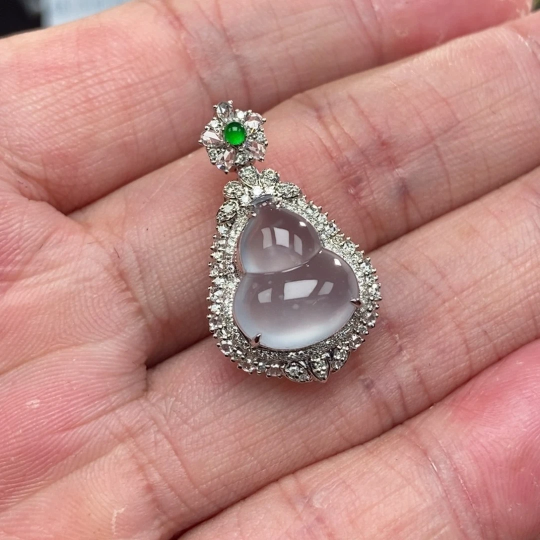 颈饰18K金镶嵌翡翠葫芦