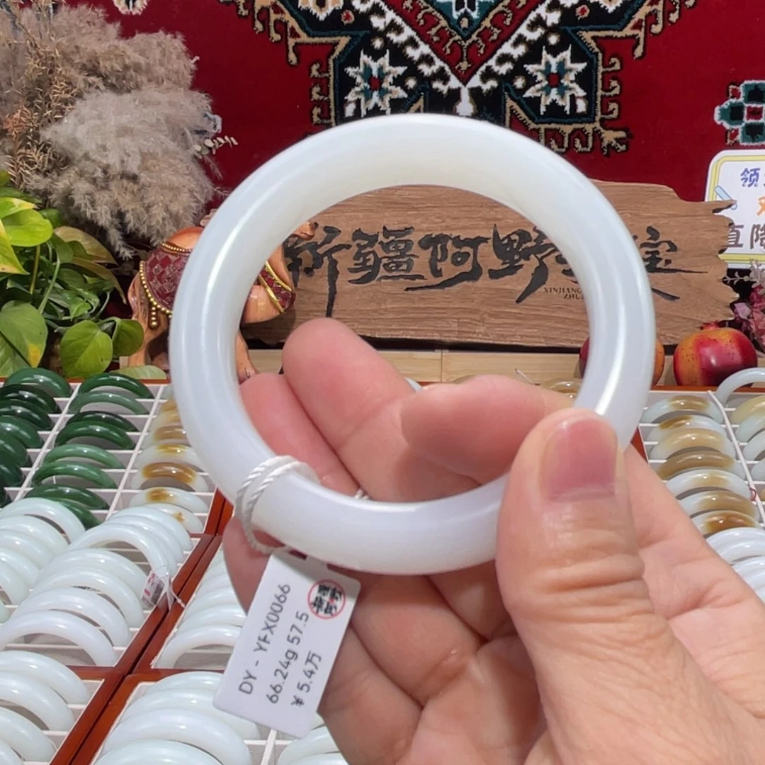 未镶嵌手镯和田玉天然优雅羊脂级且末老熟油糯