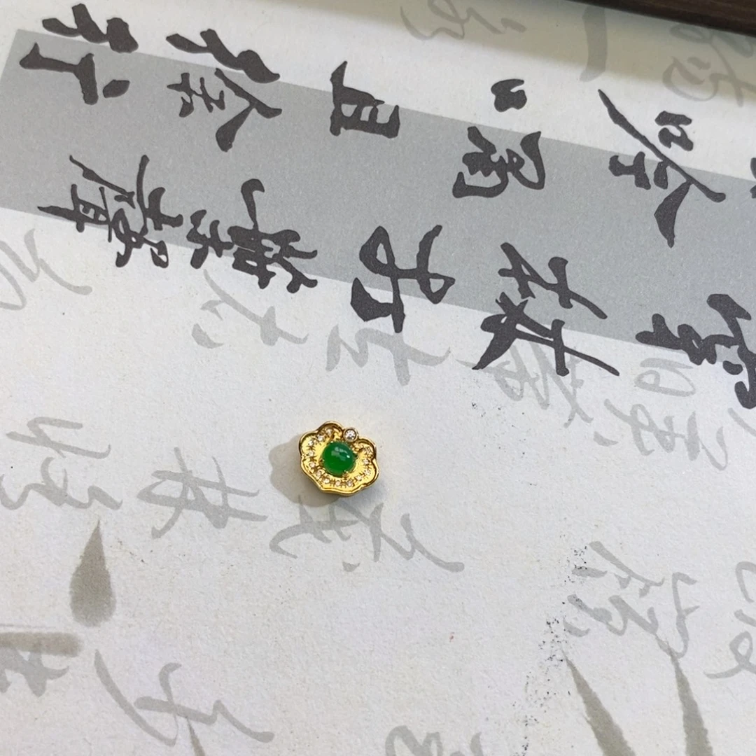 c***x翡翠18K金镶嵌颈饰翡翠