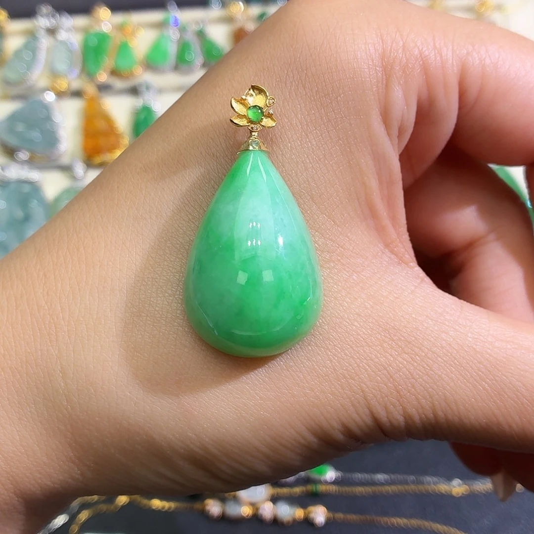 翡翠18K金镶嵌颈饰