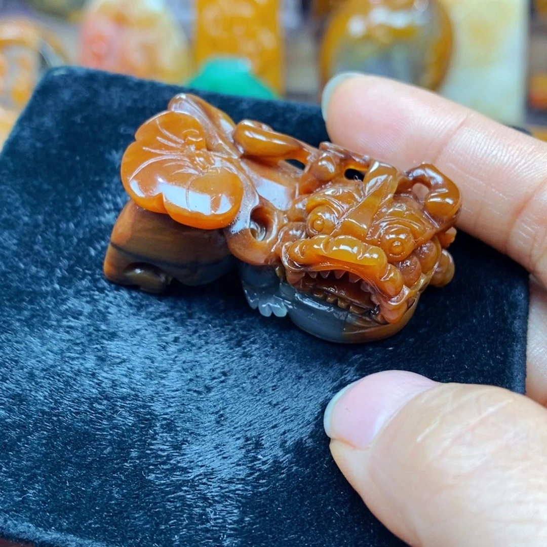 未镶嵌石英质玉（黄龙玉）颈饰