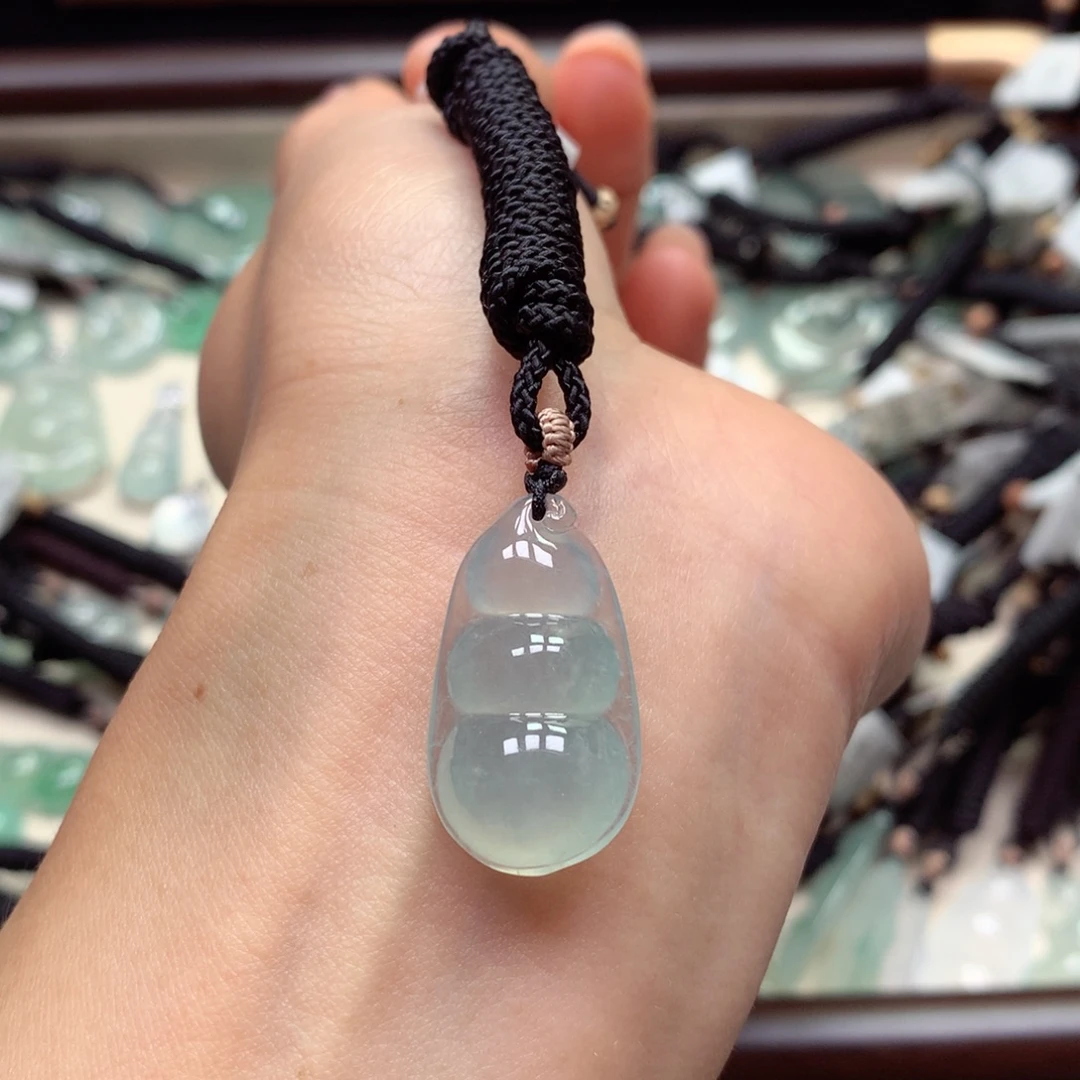 翡翠未镶嵌颈饰福豆