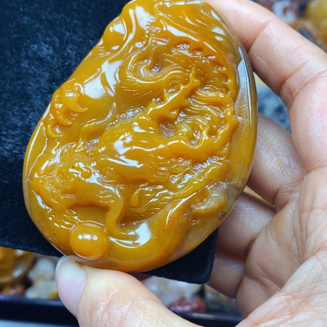 未镶嵌石英质玉（黄龙玉）颈饰
