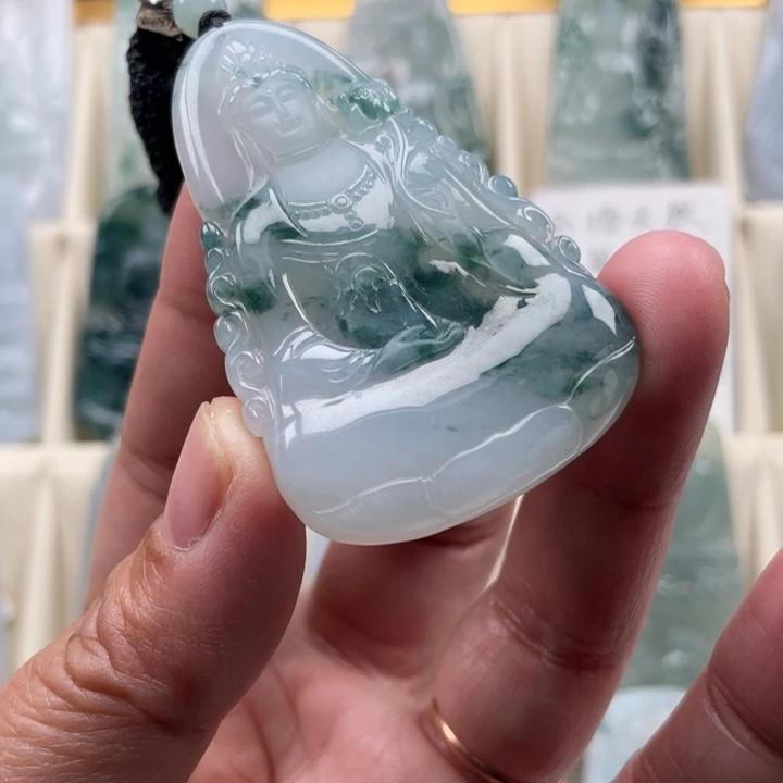 翡翠未镶嵌颈饰观音