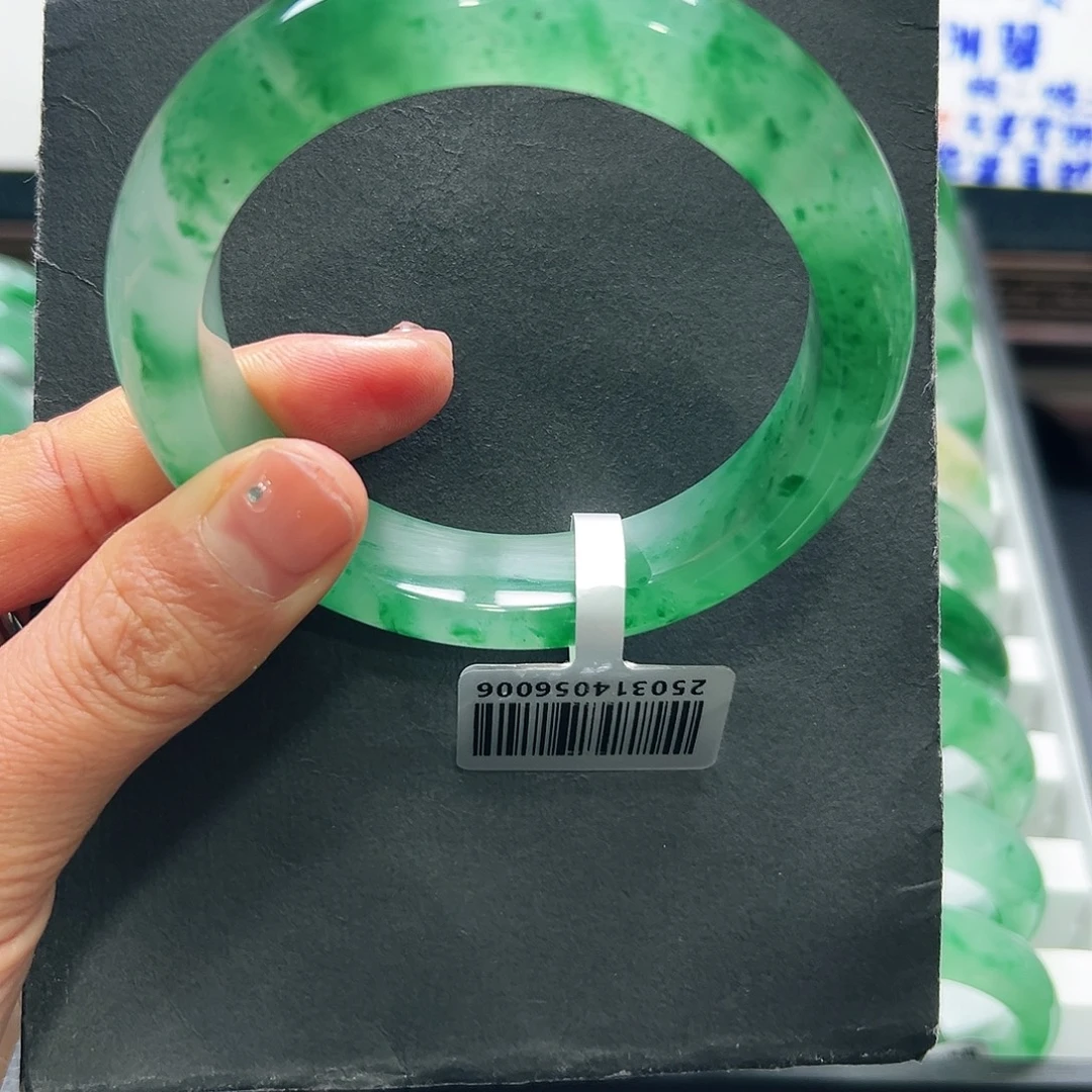 石英质玉（非洲翠）未镶嵌手镯