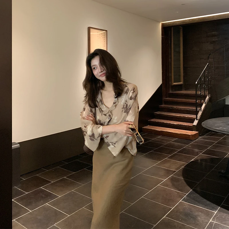 【ALONE SAVOR】龍喜儿 花坞水墨印花荷叶边V领衬衫J646