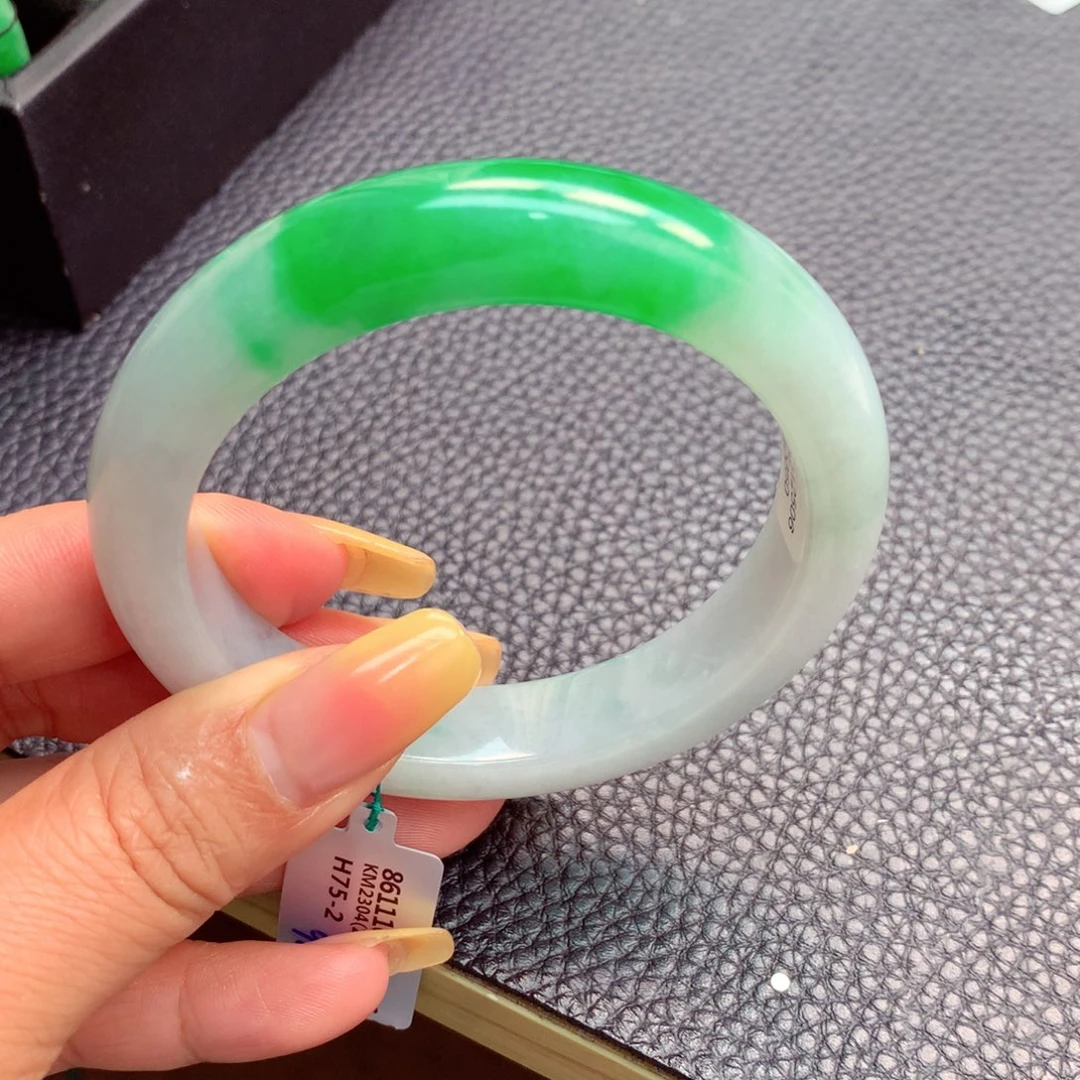 翡翠手镯未镶嵌缅甸