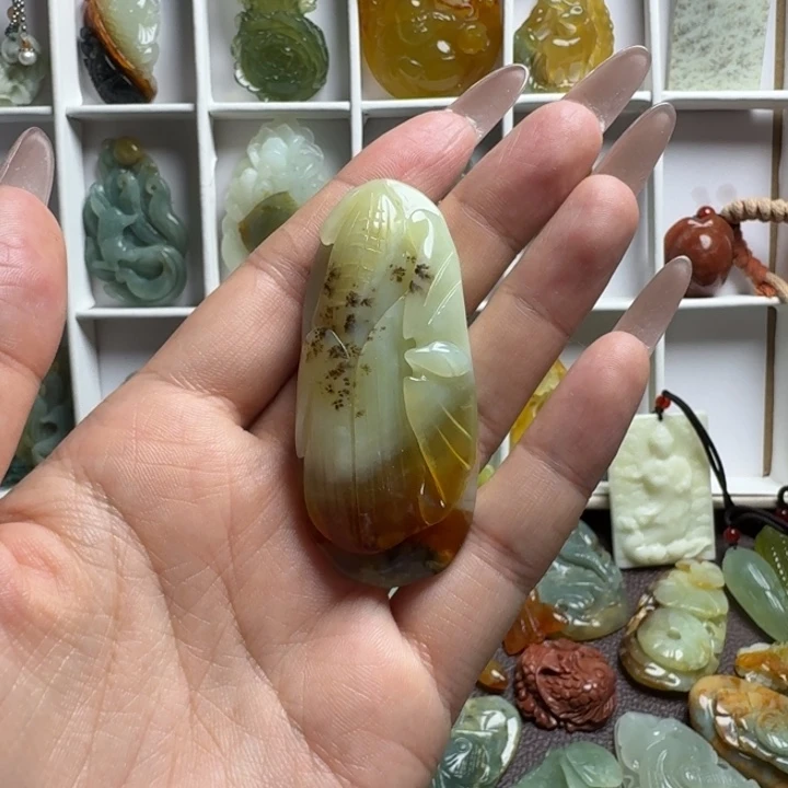 迟***遇蛇纹石玉未镶嵌吊坠