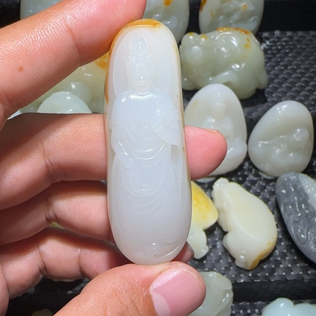 齐***飞和田玉未镶嵌颈饰