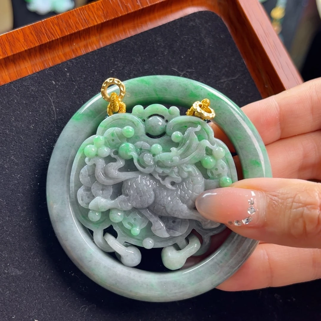 翡翠未镶嵌颈饰套镯