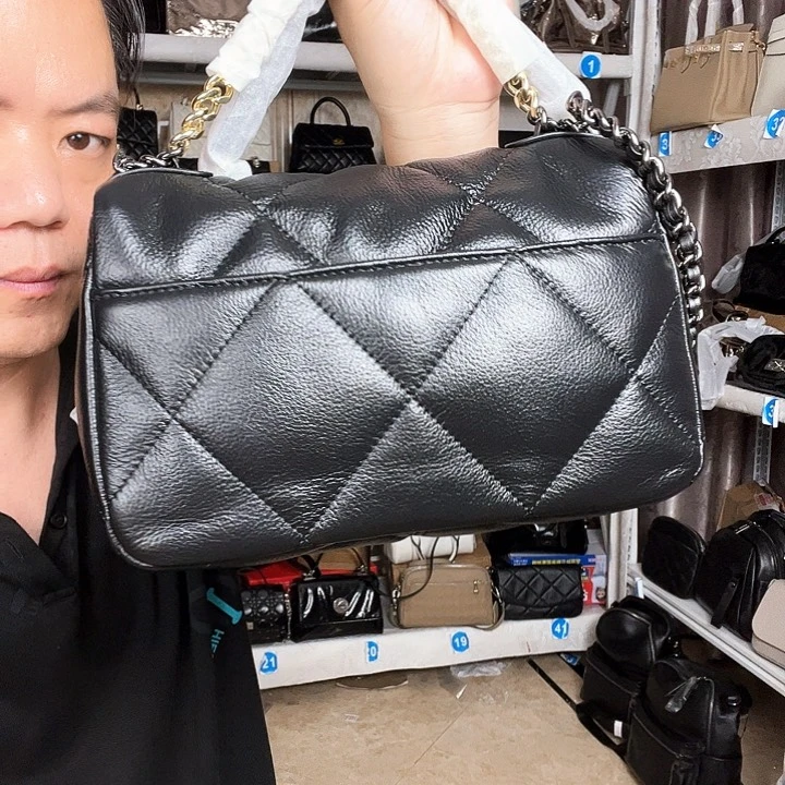 头层牛皮牛皮链条包真皮牛皮的。