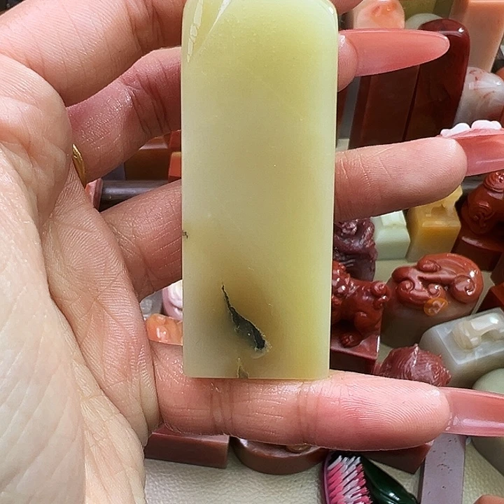 寿山石印石17号黑色小锦鲤