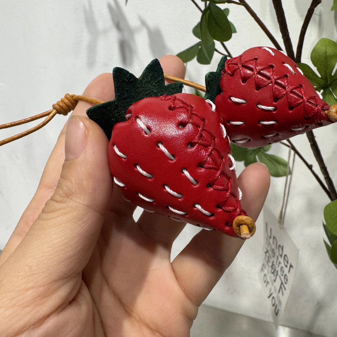 广州包黛高端定制系列原创设计头层牛皮手工缝制草莓挂件