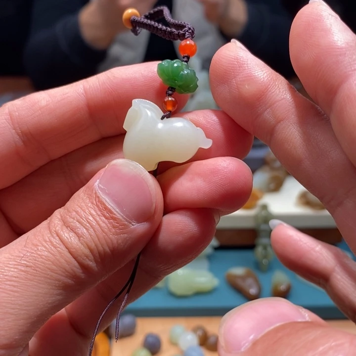 滴***音和田玉未镶嵌颈饰