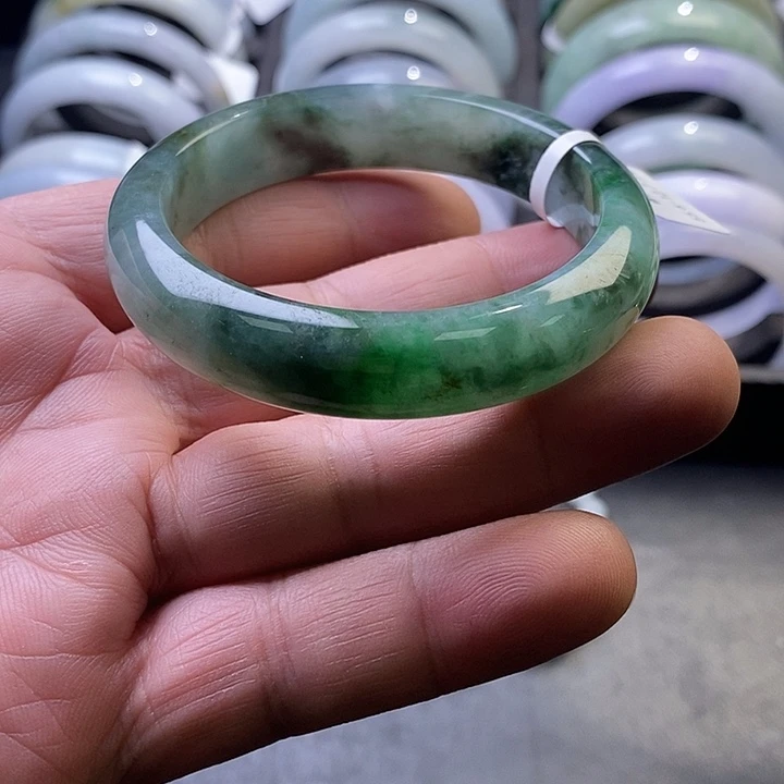 翡翠未镶嵌手镯9、正