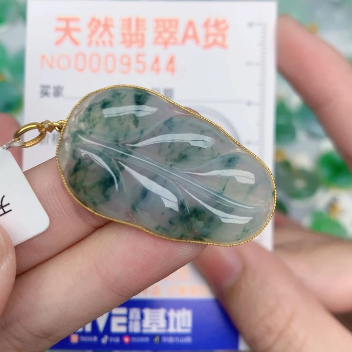 颈饰18K金镶嵌翡翠叶子