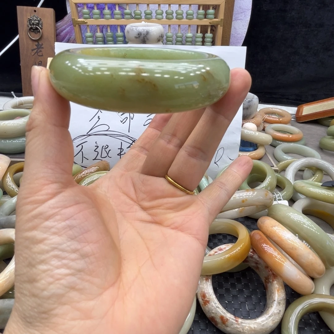 余***好石英质玉未镶嵌手镯