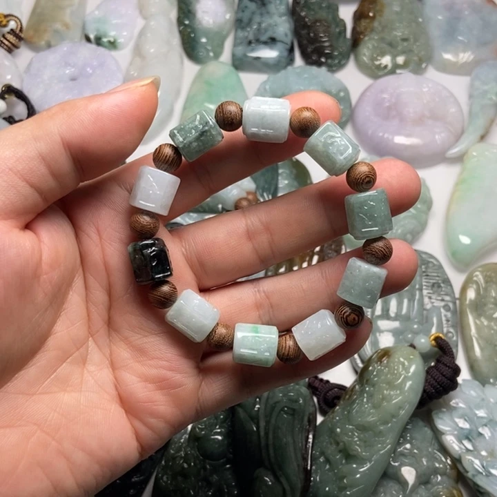 砼****翡翠未镶嵌颈饰六字真言