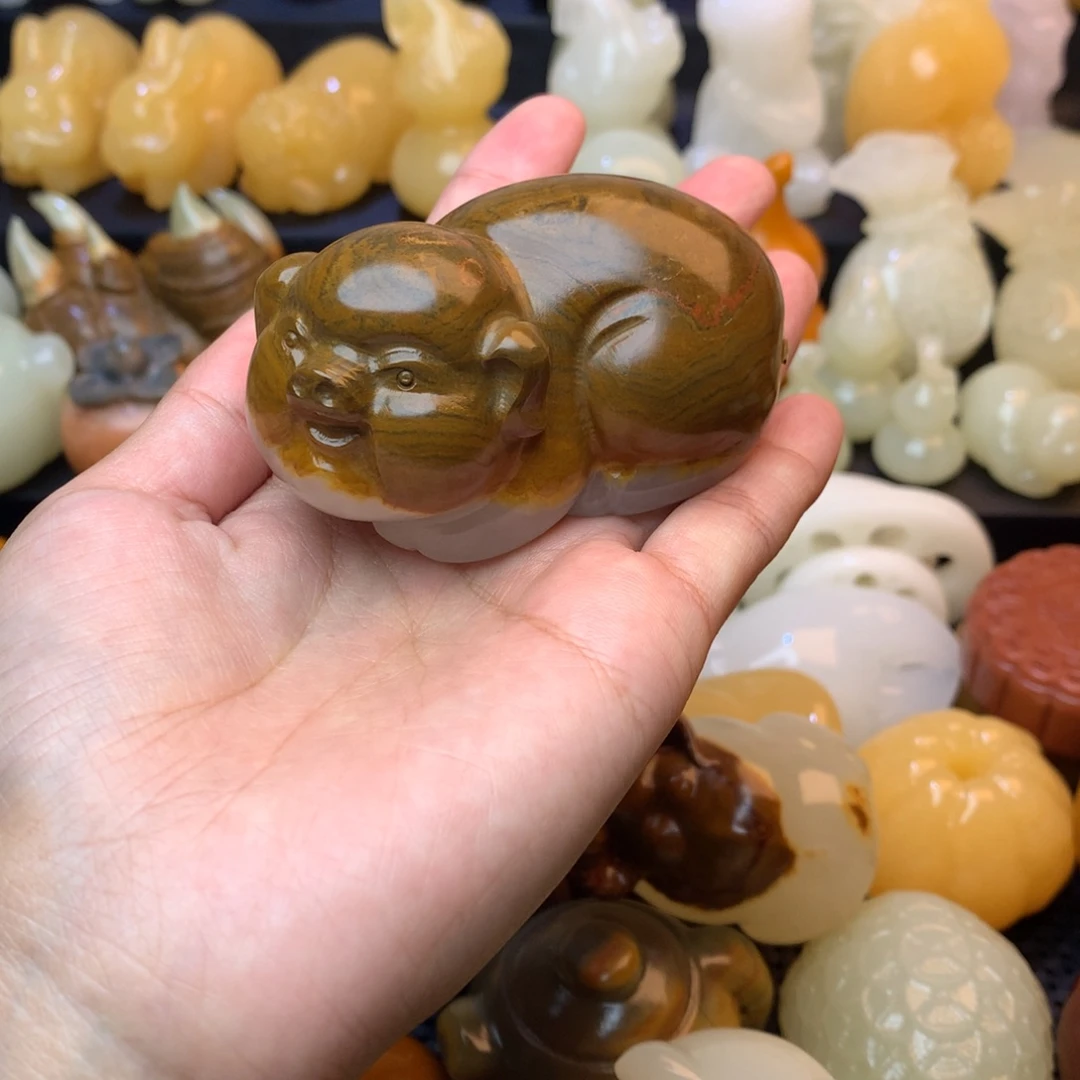 河***号五彩石手把件黄皮小猪
