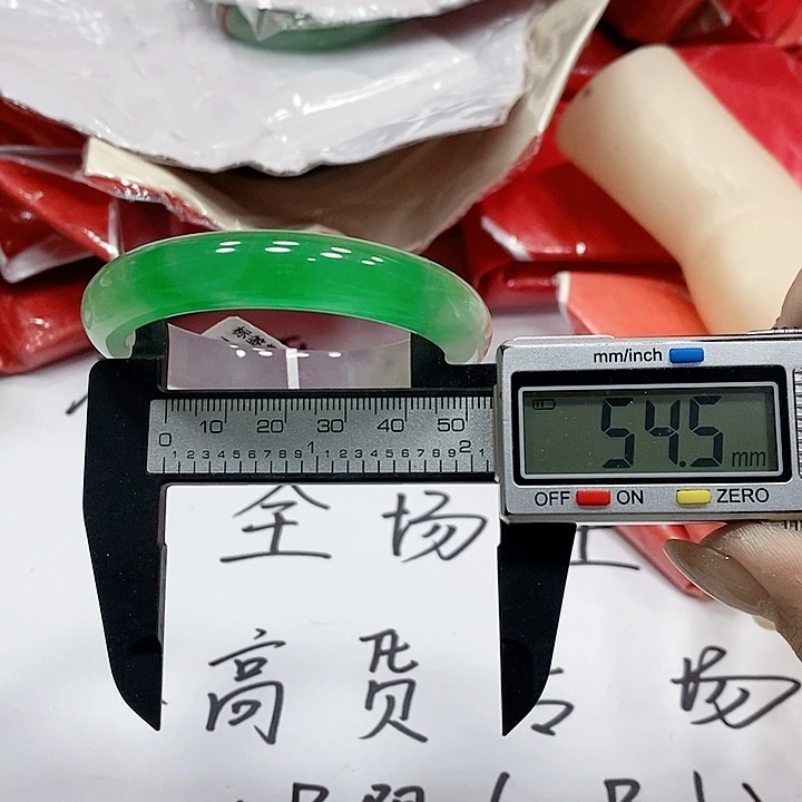 乐***上翡翠手镯未镶嵌109。 库存加2