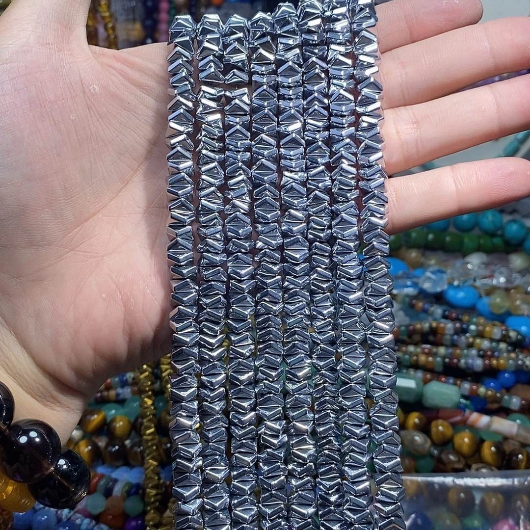 石英质玉未镶嵌，黑胆石方切8×8mm，