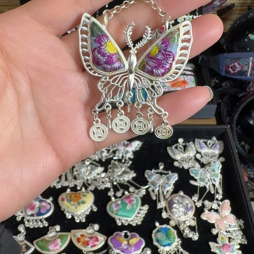 织绣民族风刺绣吊坠