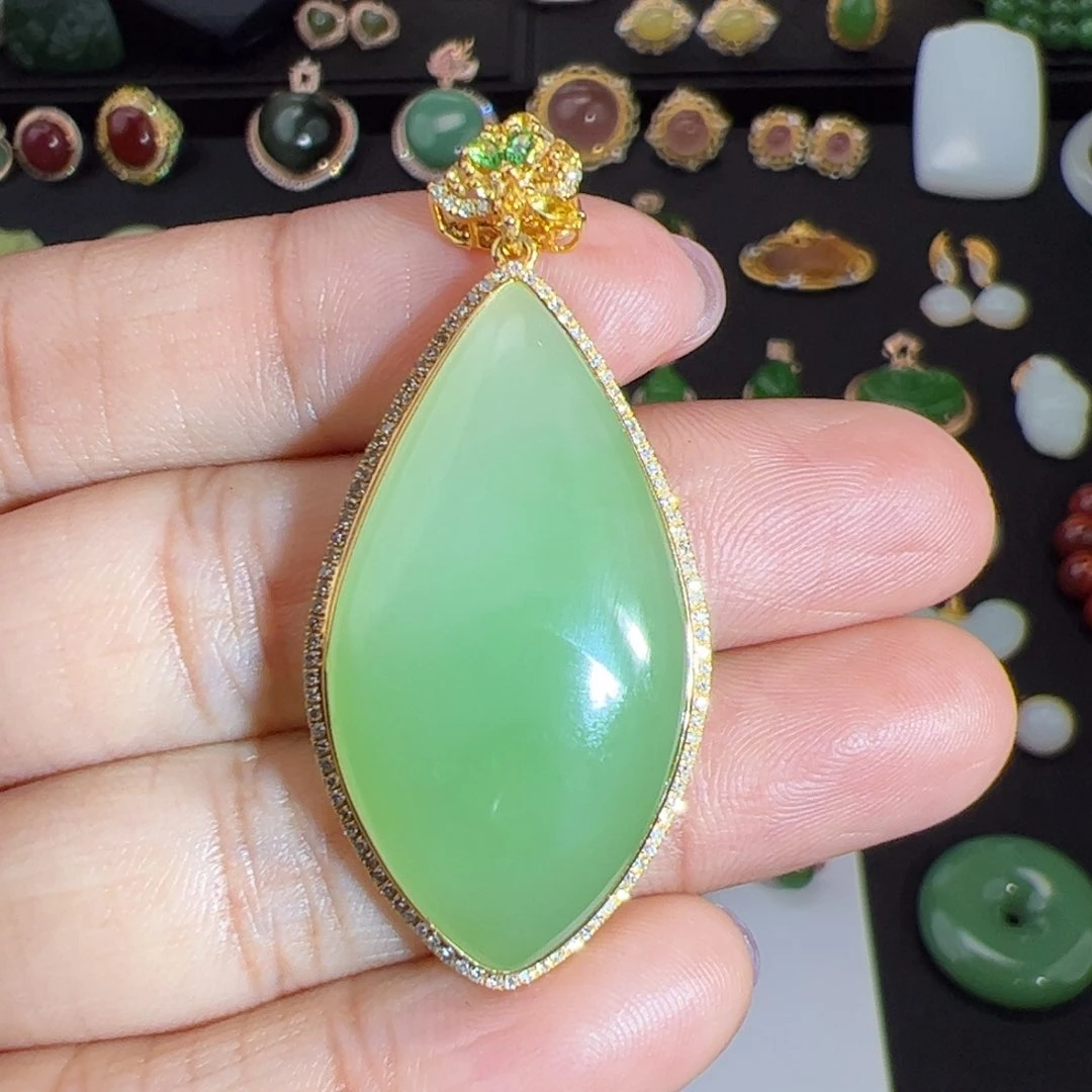 和田玉（翠青玉）满翠冰胶细料无包容吊坠18K金镶嵌