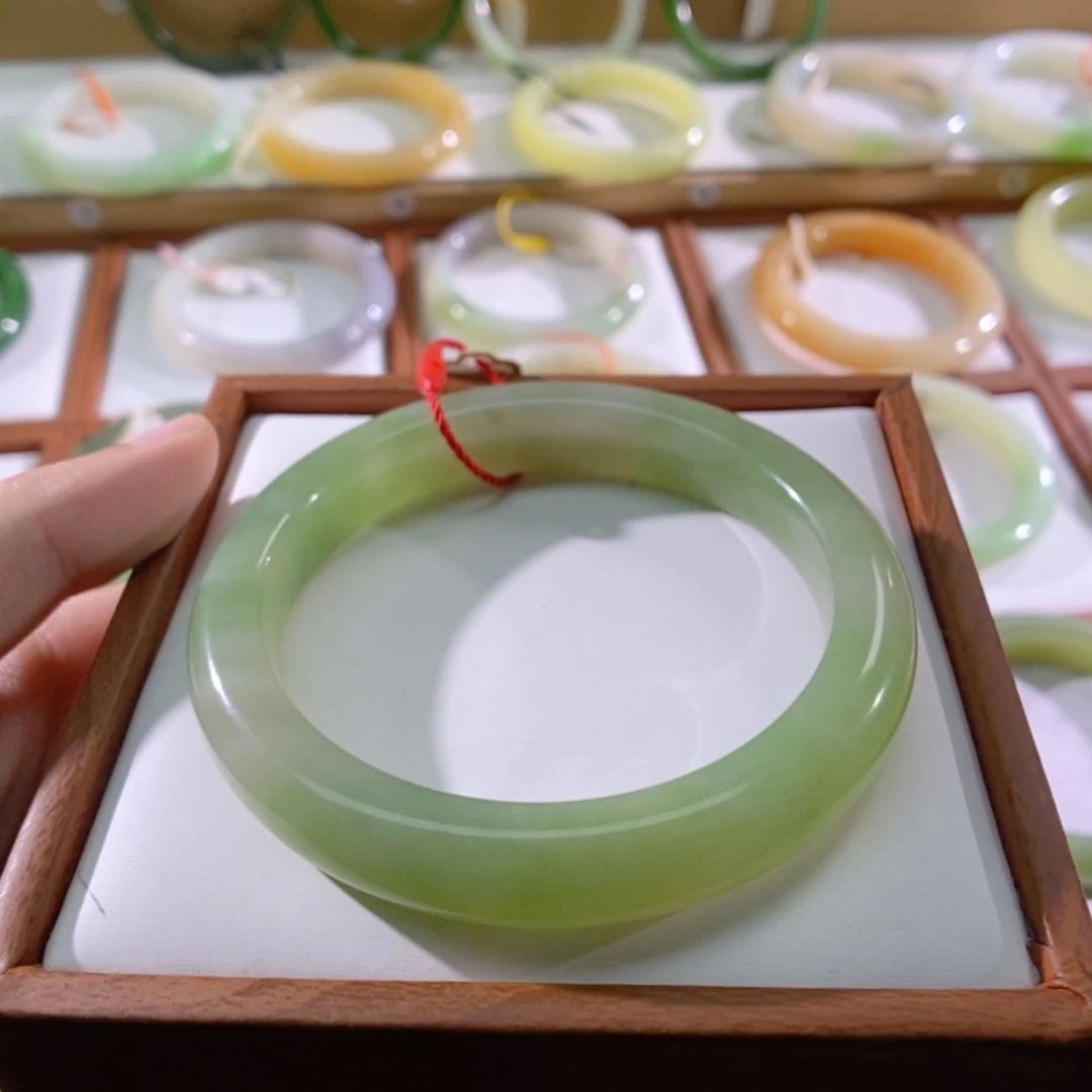【闪购商品】未镶嵌手镯和田玉（翠青玉）万**红